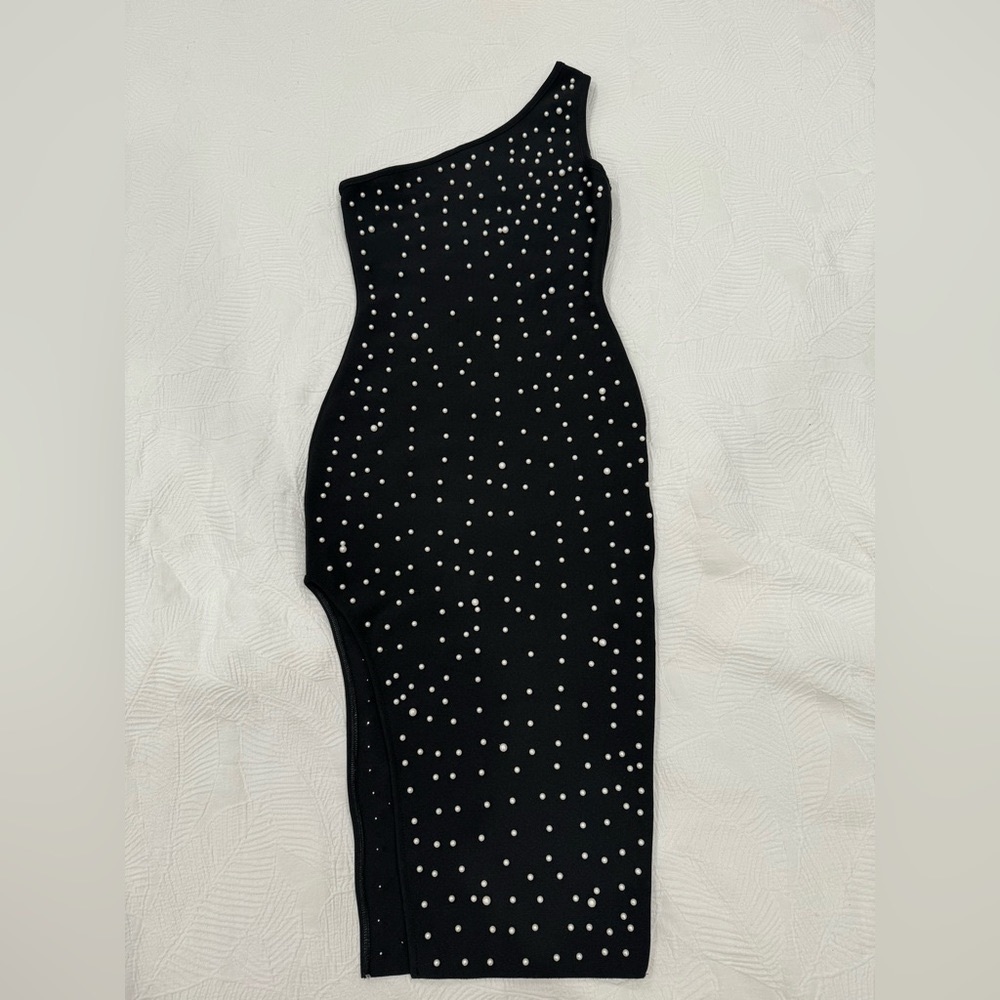 One shoulder, Black dress with pearls